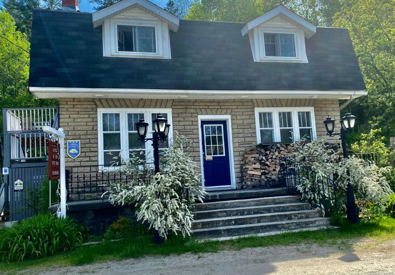 Auberge De Mon Petit Chum B&B Wakefield Exteriör bild